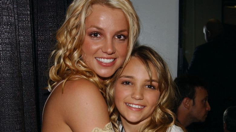 Britney Spears and Jamie Lynn Spears hugging