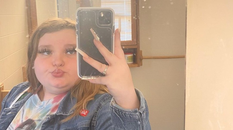 Alana "Honey Boo Boo" Thompson taking a selfie