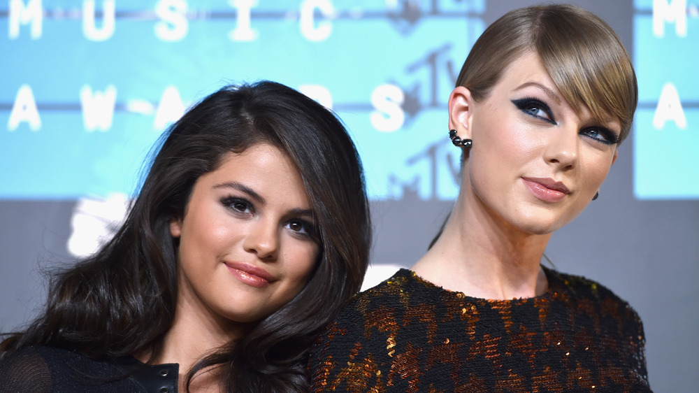 Selena Gomez and Taylor Swift posing together