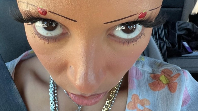 Doja Cat shows off her eyebrows