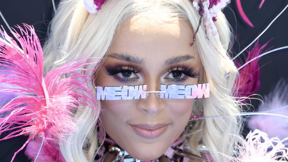 Doja Cat wears meow glasses and feathers while on the red carpet