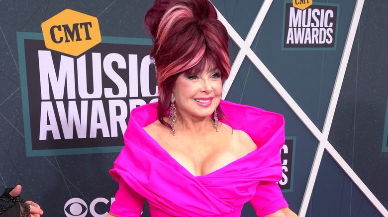 Naomi Judd poses for photo 