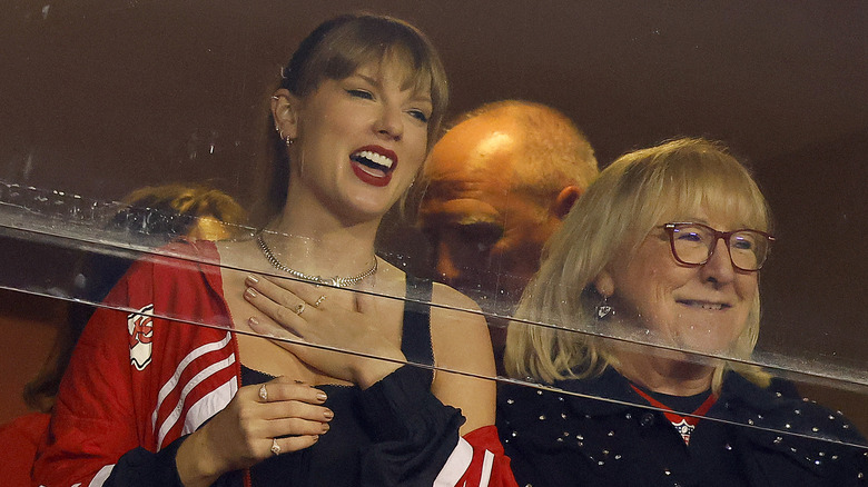 Taylor Swift and Donna Kelce watching game