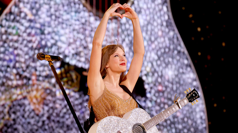 Taylor Swift making a heart sign with her hands