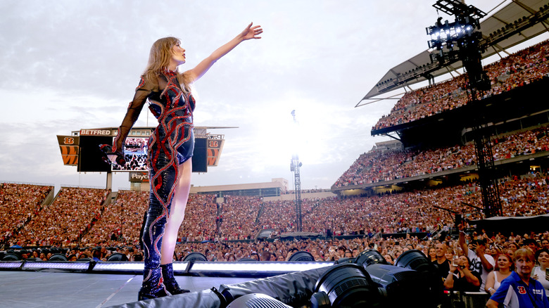 Taylor Swift with her arm outstretched