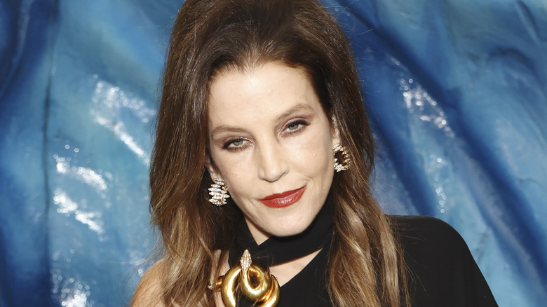 Lisa Marie Presley posing for the cameras