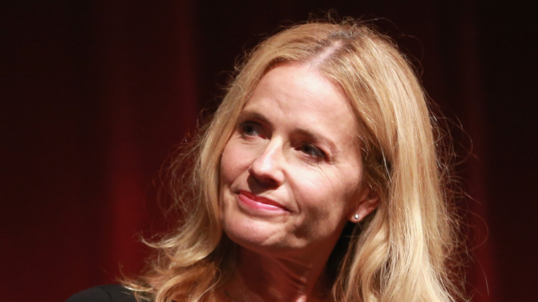 Elisabeth Shue listening