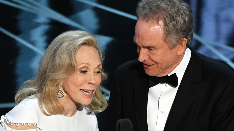 Warren Beatty looking at Faye Dunaway