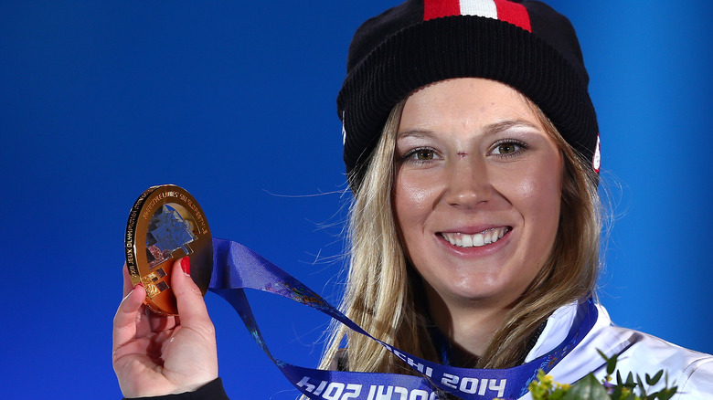 Dara Howell holding up gold medal