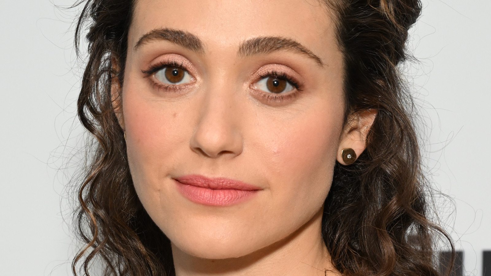 emmy-rossum-nearly-experienced-her-nightmare-scenario-while-giving-birth