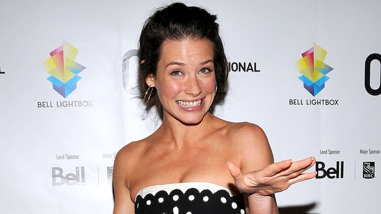 Evangeline Lilly holding hand up