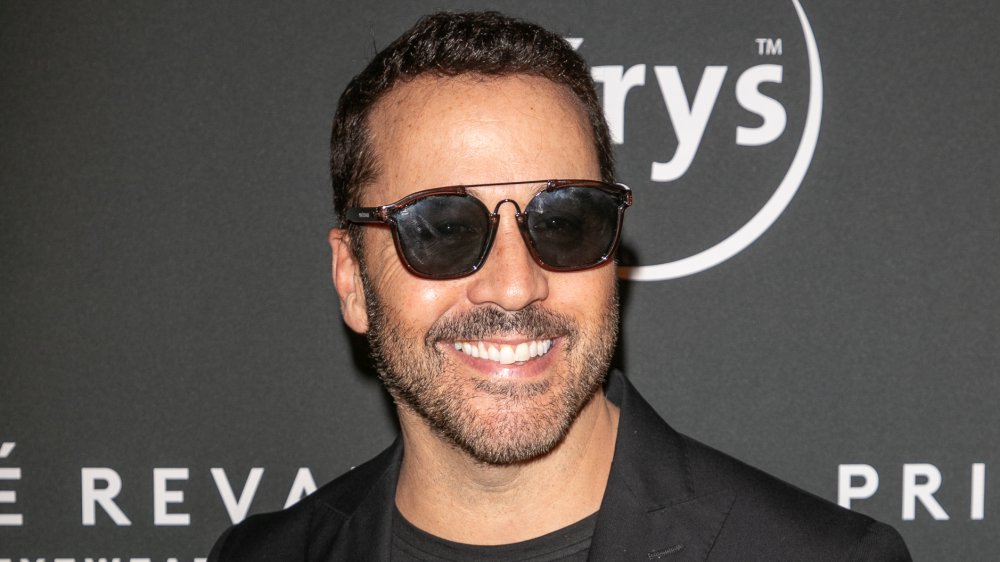 Jeremy Piven with sunglasses on, smiling