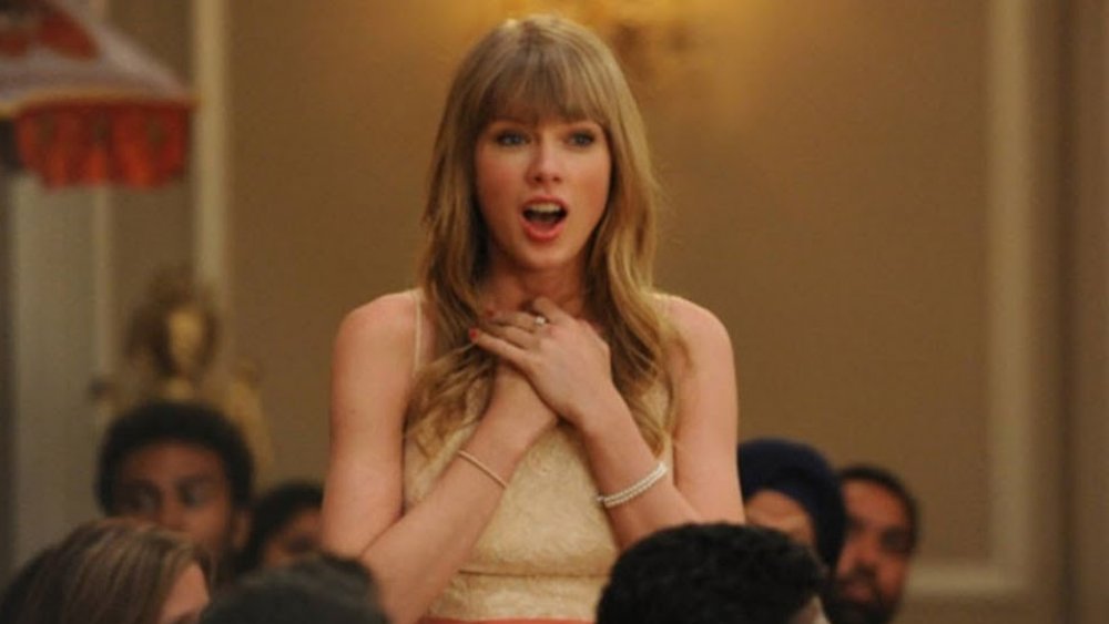 Taylor Swift in a scene from New Girl