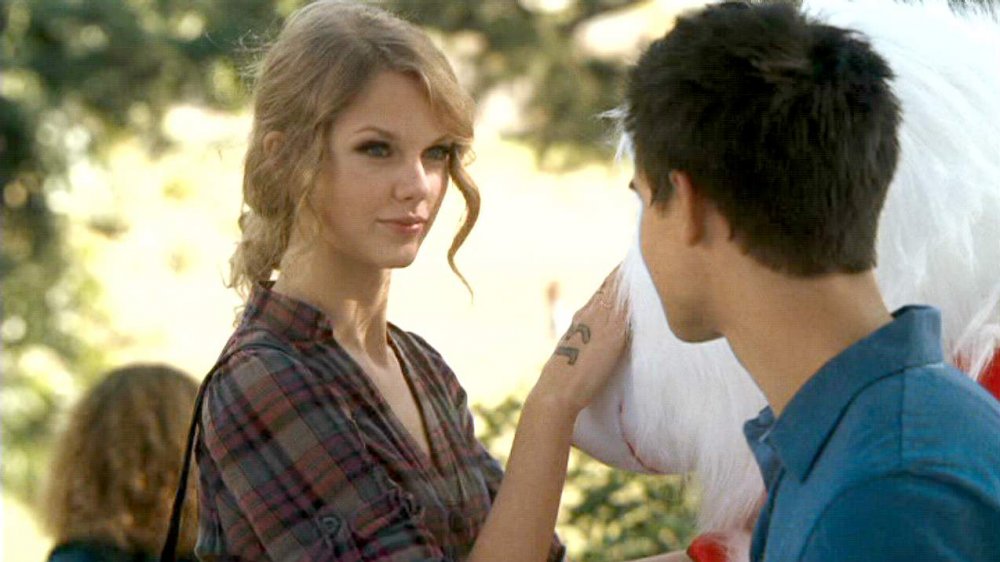 Taylor Swift and Taylor Lautner in a scene from Valentine's Day