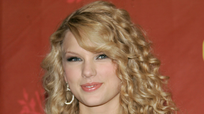 Taylor Swift with curly hair