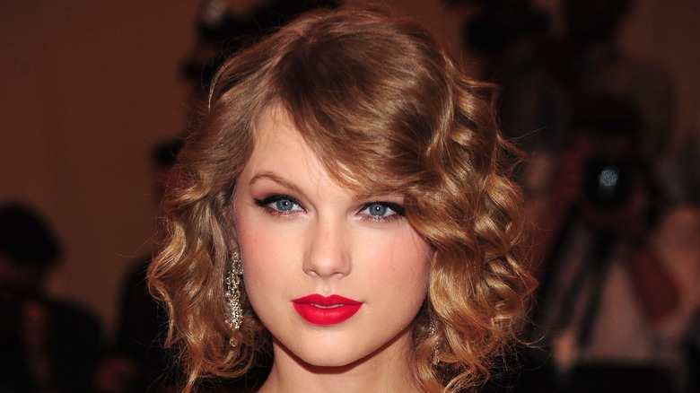 Taylor Swift wearing red lipstick