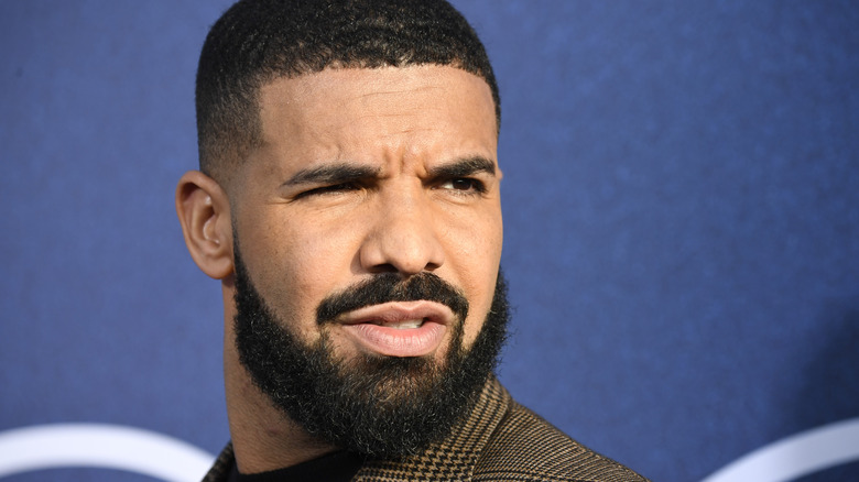 Drake frowns on the red carpet 