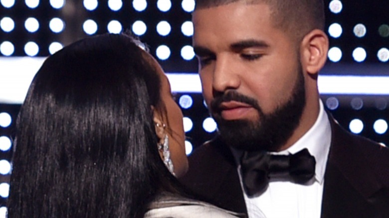 Drake presents Rihanna the Michael Jackson Video Vanguard award in 2016