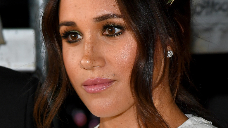 Meghan Markle green and gold eye shadow