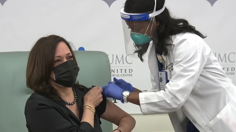 Kamala Harris getting vaccinated