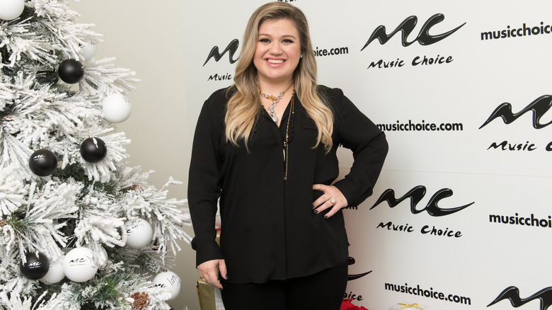 Kelly Clarkson smiling