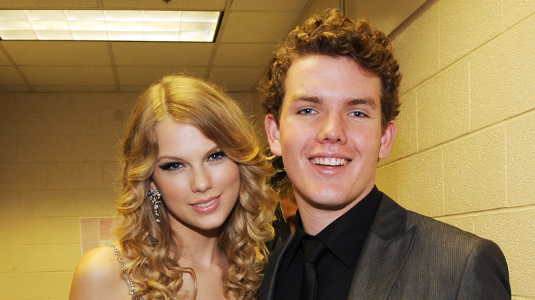 A teenage Austin Swift in a hallway with Taylor Swift