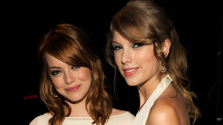 Emma Stone and Taylor Swift pose together