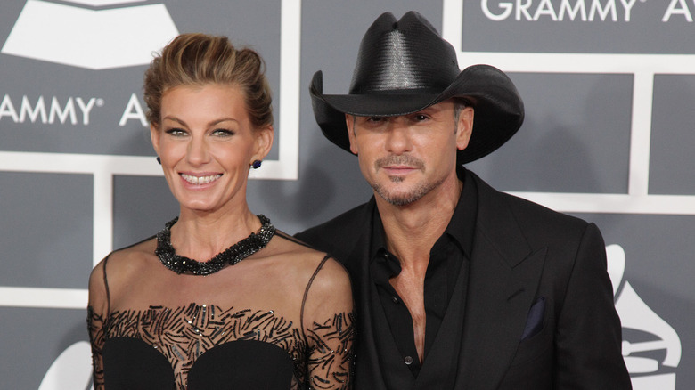 Tim McGraw and Faith Hill pose 