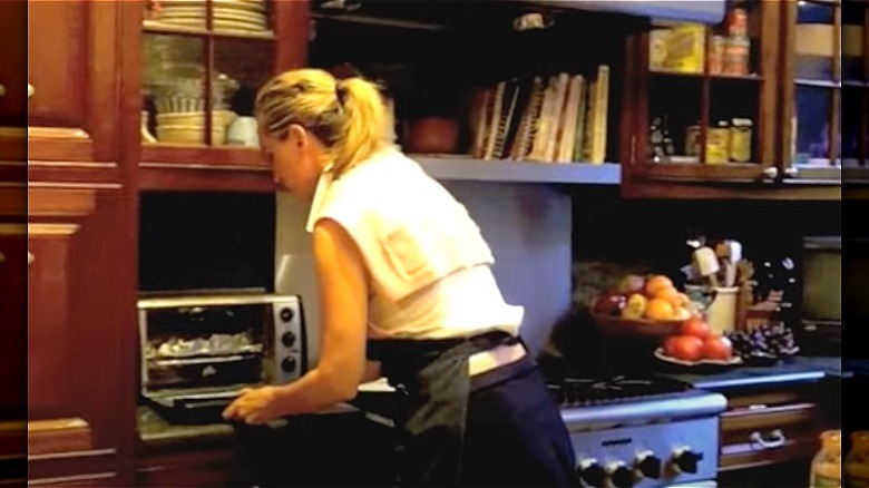 Sonja Morgan using a toaster oven