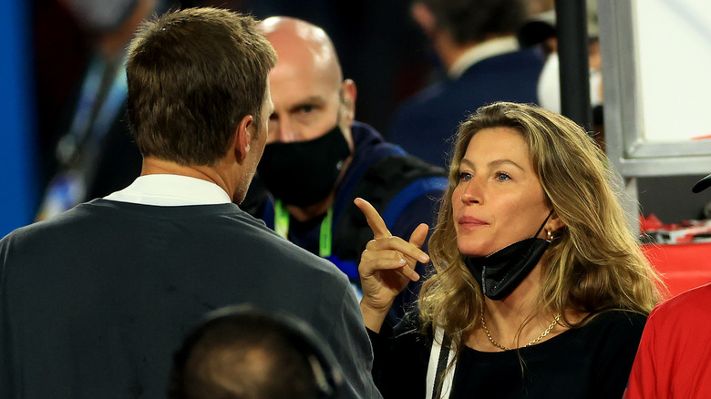 Gisele Bundchen pointing at Tom Brady