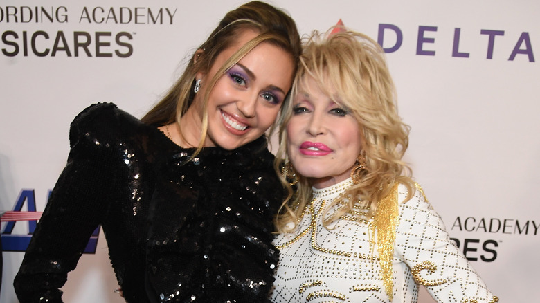 Dolly Parton, Miley Cyrus posing