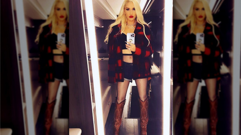 Gwen Stefani mirror selfie