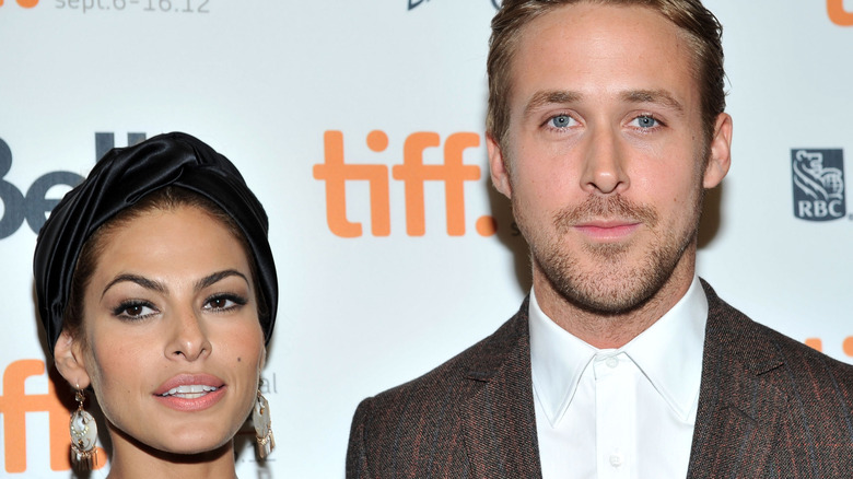 Eva Mendes and Ryan Gosling next to each other 