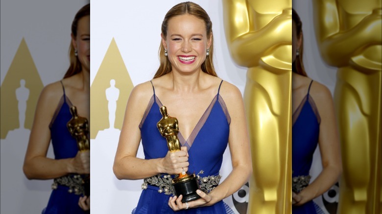 Brie Larson smiling with Oscar