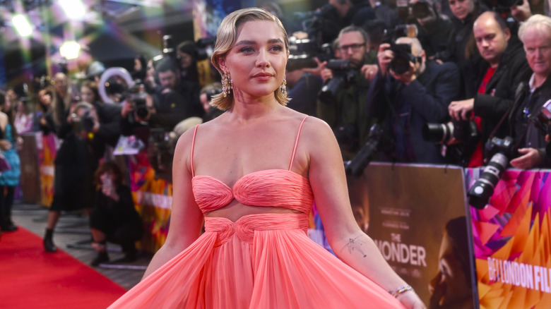 Florence Pugh posing for photo at premiere