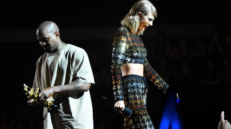 Kanye West and Taylor Swift walk offstage in 2015