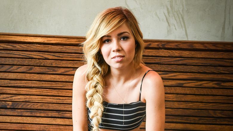 Jennette McCurdy posing