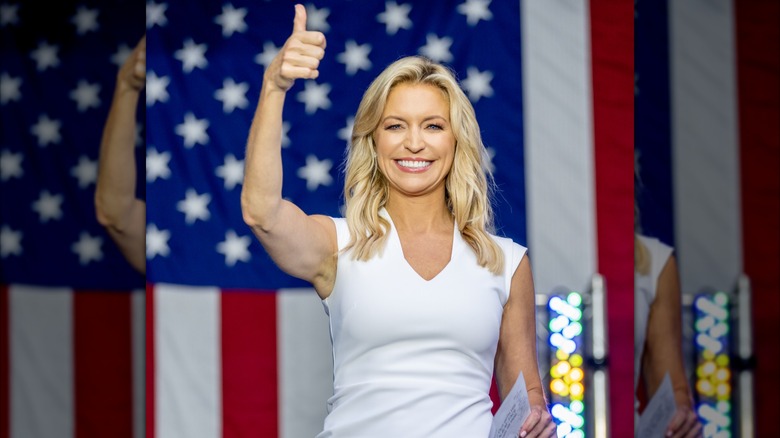 Ainsley Earhardt gives the thumbs up sign on stage.