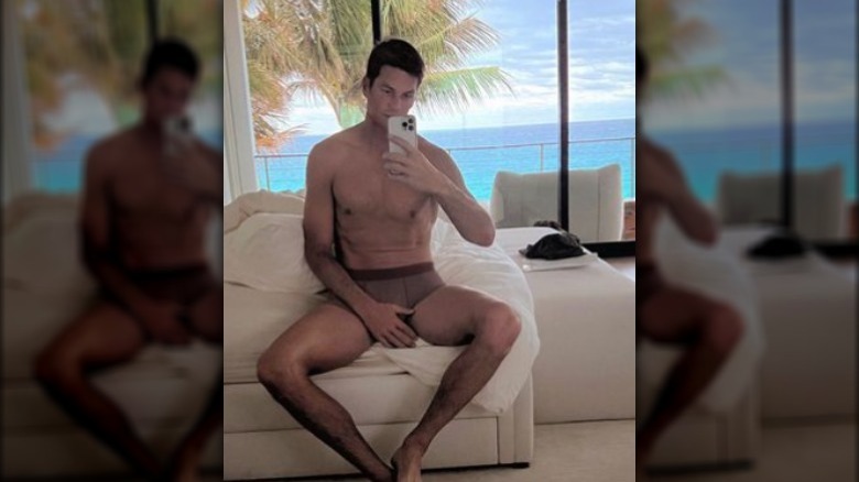 Tom Brady snaps a selife 