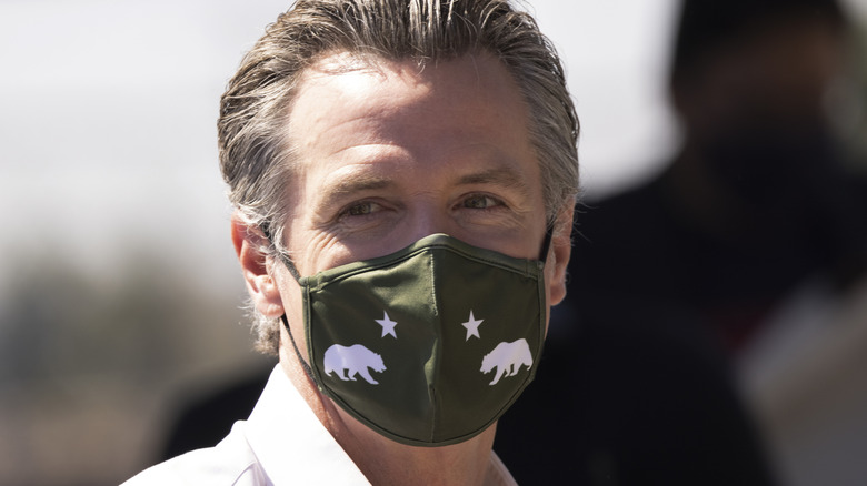 Gavin Newsom wears a California state themed face mask as a "stop the recall" event in 2021