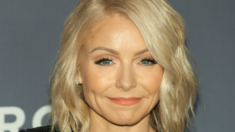 Kelly Ripa short blonde bob hair smiling