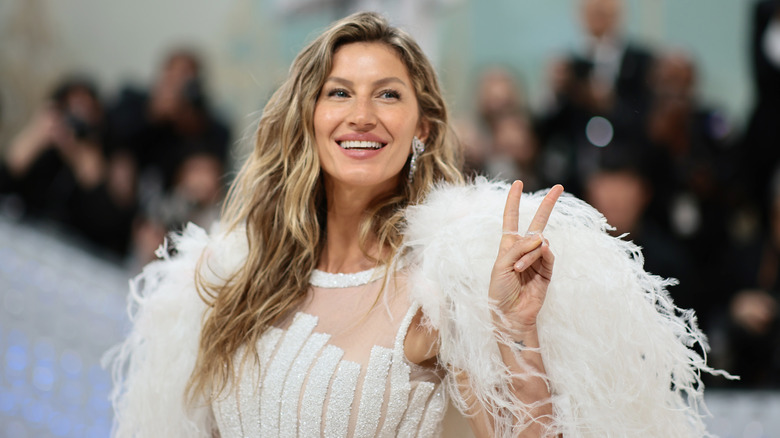 Gisele Bündchen peace sign