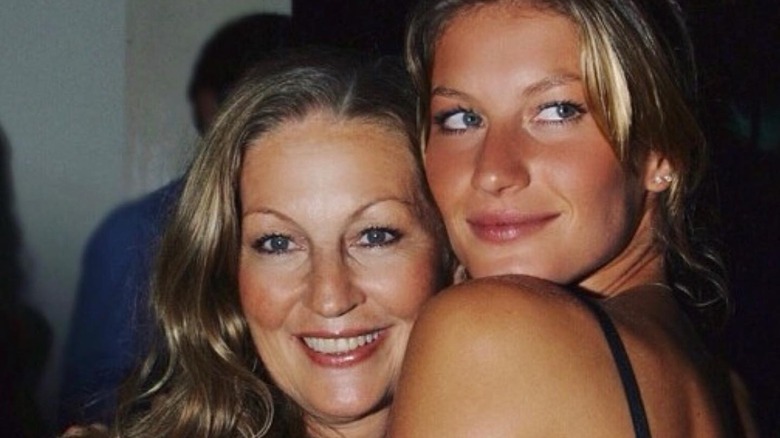 Gisele Bündchen and her mother Vania smiling