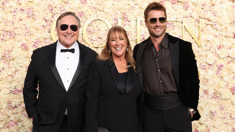 Glen Powell posing with his parents at the 2025 Golden Globes