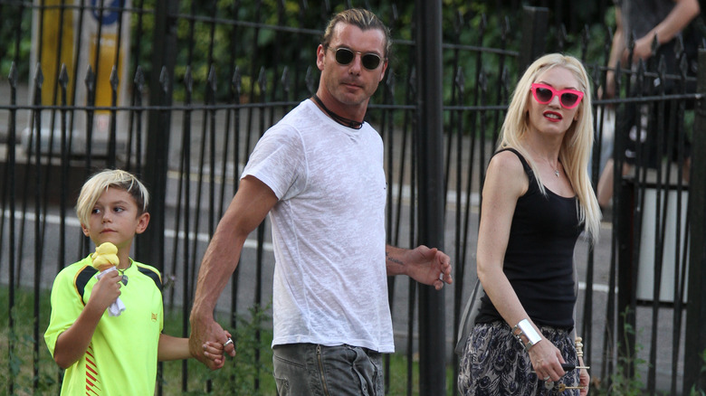 Kingston and Gavin Rossdale, Gwen Stefani walking