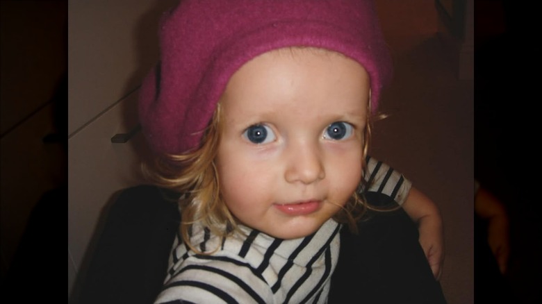 Toddler Apple Martin wearing a pink hat