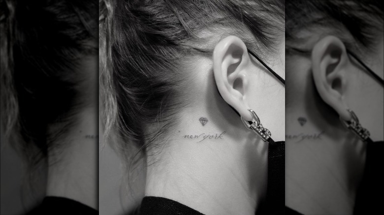 Hailey Baldwin New York neck tattoo