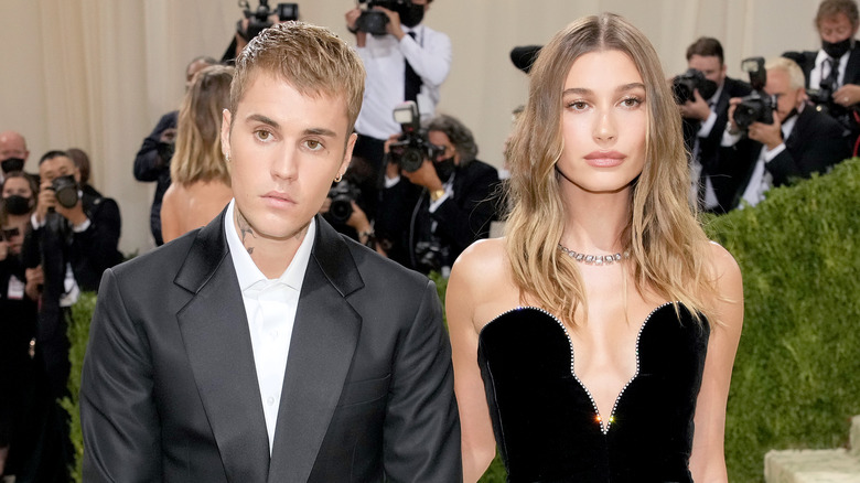 Justin Bieber and Hailey Bieber posing