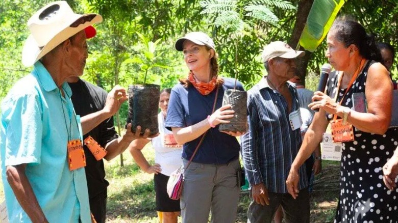 Kimberly Williams-Paisley meeting with farmers in Guatemala