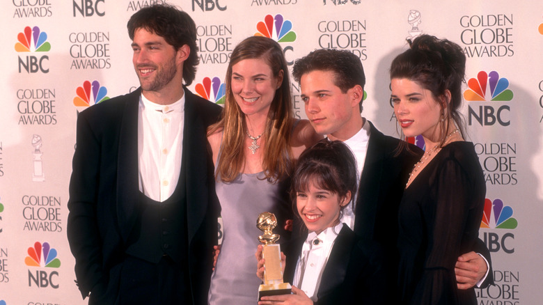 Lacey Chabert and her co-stars on Party of Five posing